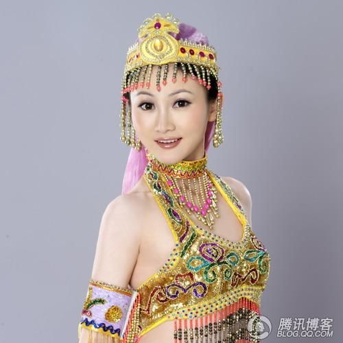 Молодая артистка Ли Цзяи в новых снимках с тематикой нацменьшинств