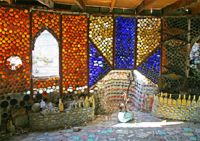 Американская старушка построила деревню из использованных стеклянных бутылок