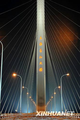 По всей линии шанхайского моста через реку Янцзы зажглись лампы