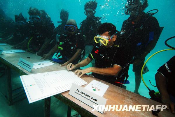 Проведено подводное совещание правительства Мальдив 