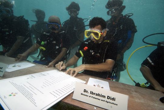 Проведено подводное совещание правительства Мальдив 