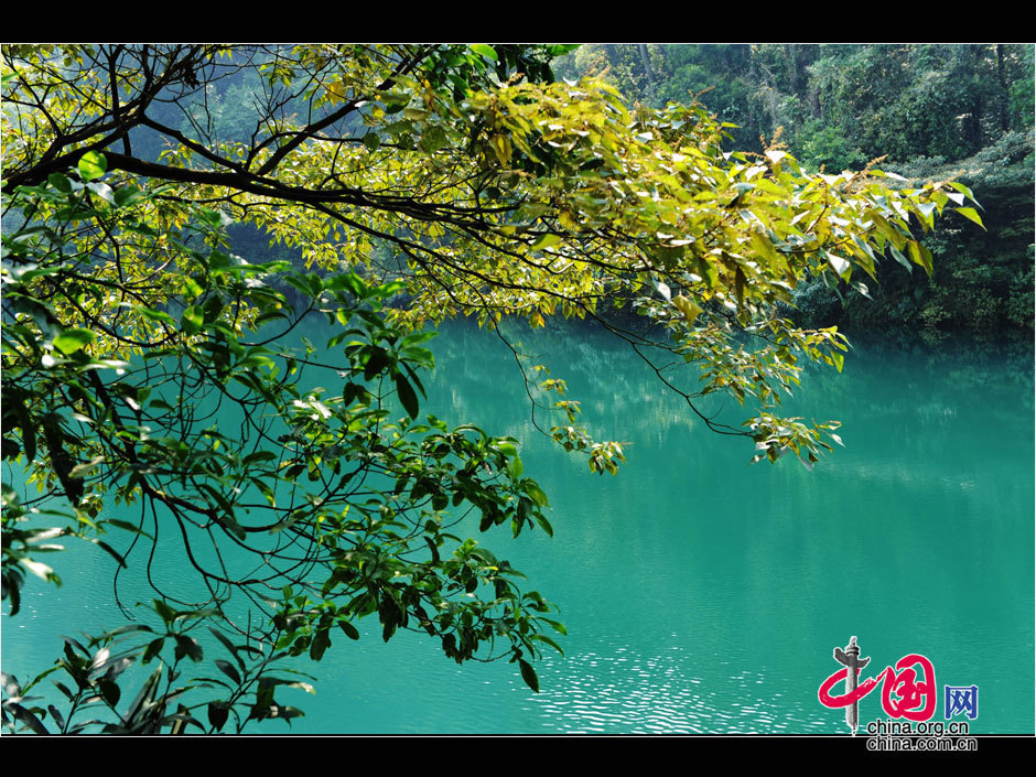 Нежная красота озера в объятиях гор Динхушань1
