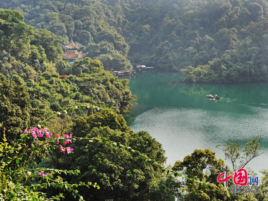 Нежная красота озера в объятиях гор Динхушань2