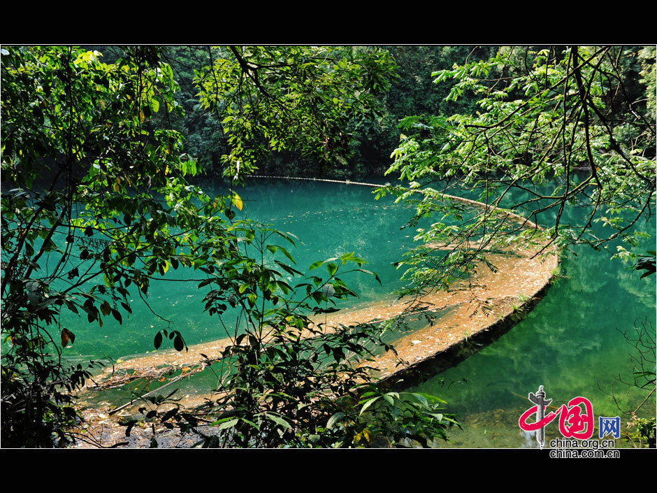 Нежная красота озера в объятиях гор Динхушань3