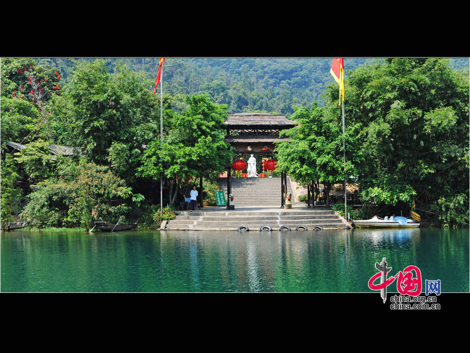 Нежная красота озера в объятиях гор Динхушань4
