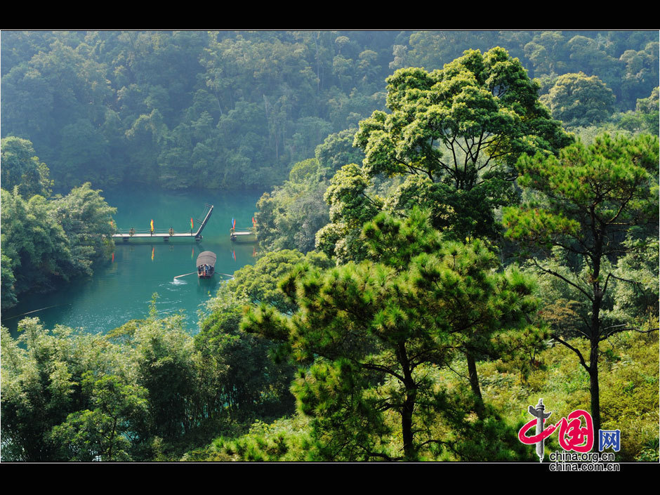 Нежная красота озера в объятиях гор Динхушань6
