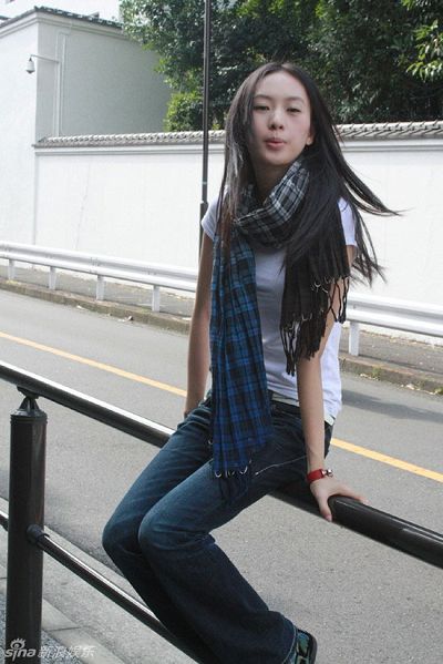Красивая актриса Тун Яо на улицах города Токио