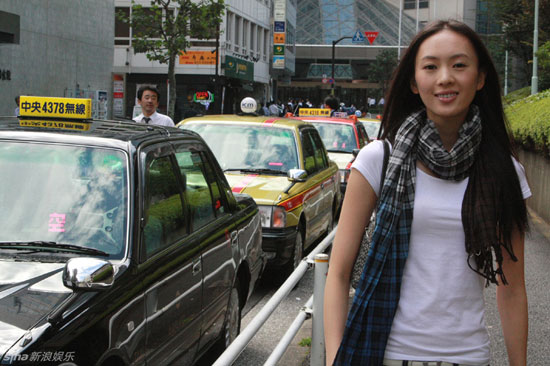 Красивая актриса Тун Яо на улицах города Токио