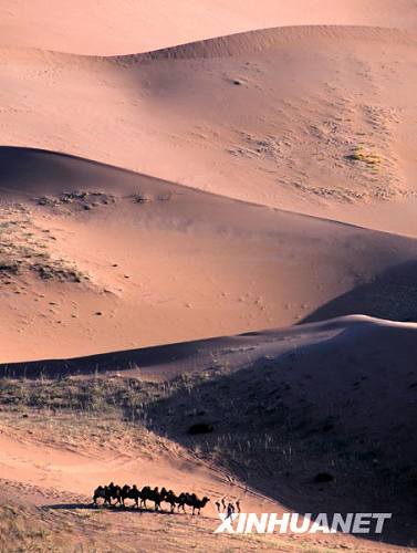 Величественная пустыня Баданьцзилинь в Автономном районе Внутренняя Монголия