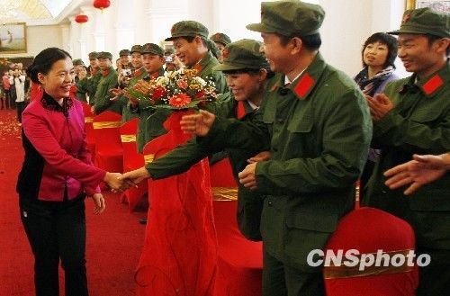 Пекин сыграл красную коллективную свадьбу