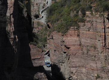 Искусственный туннель в ущелье гор Тайхан