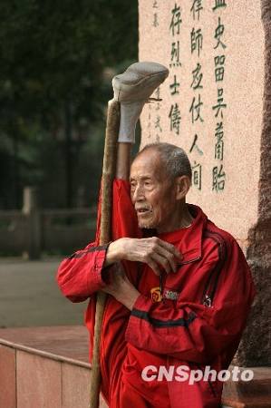 91-летний старик в позе лягушки