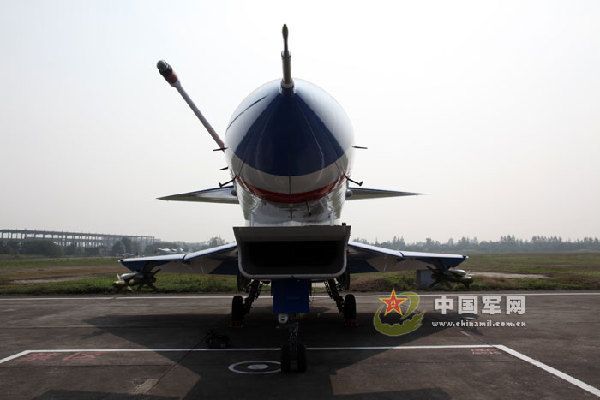Продемонстрирована новая окраска самолета «Цзянь-10» команды ВВС по демонстрации полетов «Ба И» 6