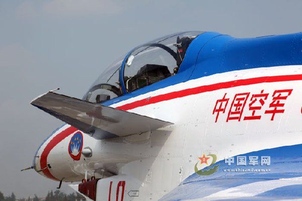 Продемонстрирована новая окраска самолета «Цзянь-10» команды ВВС по демонстрации полетов «Ба И» 8