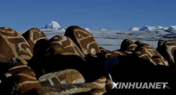 Божественная гора и святое озеро в районе Али Тибетского автономного района