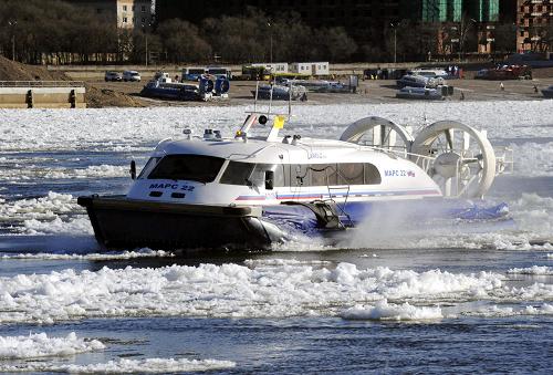 2 ноября на китайско-российской пограничной реке Хэйлунцзян туда и обратно ездят аэроходы с китайскими и российскими транзитными пассажирами. 