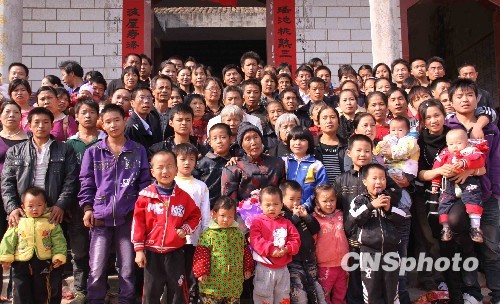 Более 240 потомков 110-летнего китайского старика отметили его день рождения
