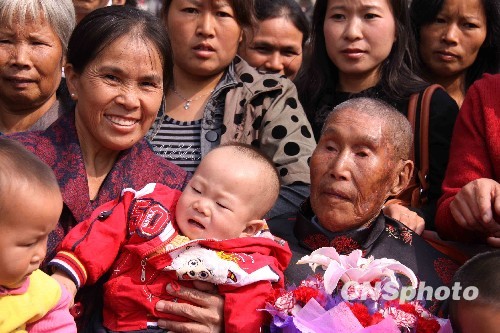 Более 240 потомков 110-летнего китайского старика отметили его день рождения