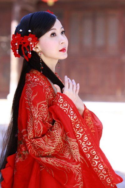 Тайваньская красотка Сяо Цян в красном