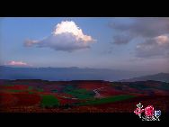 Чарующие пейзажи краснозема в провинции Юньнань 
