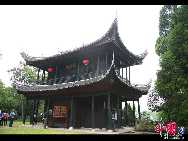Терем Фужунлоу расположен на территории поселка Цэньчэн города Хунцзян провинции Хунань, в месте слияния рек Жуань и Ушуй. Общая площадь этого классического сооружения составляет 4250 кв. метров.