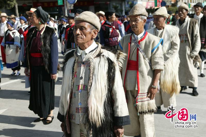 Общая черта некоторых нацменьшинств, живущих на юго-западе Китая, - меховая одежда