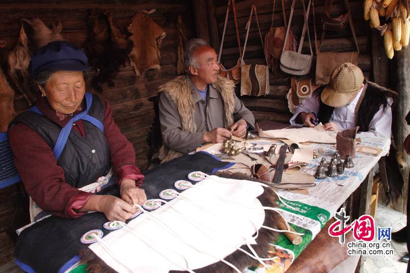 Общая черта некоторых нацменьшинств, живущих на юго-западе Китая, - меховая одежда