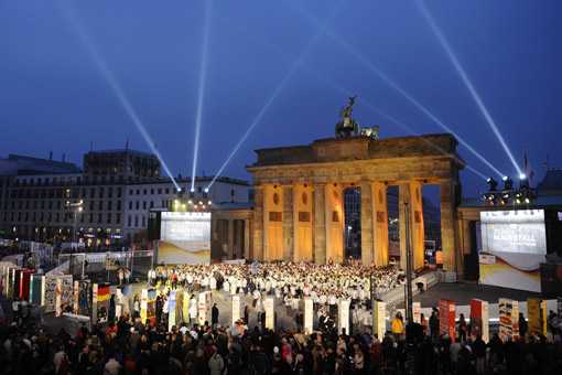 В Берлине появилась ?стена? из костяшек домино, посвященная 20-й годовщине со дня падения Берлинской стены 