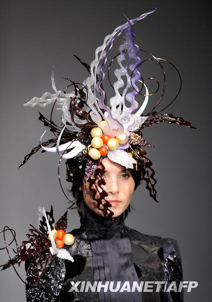 8 ноября, модели демонстрируют головные украшения из сладостей и конфет на японской выставке сладостей.