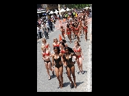 7 ноября, женщины Южной Африки в бикини проводят демонстрацию на улицах Йоханнесбурга. Ряды демонстранток продлились на 1690 метров. Цель демонстрации – побить рекорд Гиннеса и напомнить женщинам о предупреждении рака молочной железы.