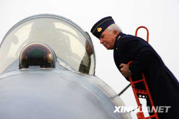 Представители ВВС 32 стран посетили авиационное подразделение китайских ВВС 