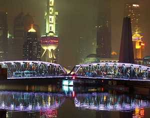 Волшебный ночной вид моста Вайбайдуцяо в районе Пудун Шанхая