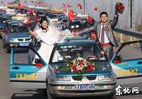 Свадебный караван из 98 такси приехал за невестой
