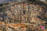 На территории уезда Юаньмоу автономного округа Чусюн национальности и в провинции Юньнань есть оригинальный глиняный лес площадью 50 кв. км., который был сформирован около 5 тыс. лет назад.