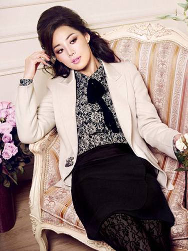 Красавица Хан Чжи Хе в очаровательных зимних нарядах