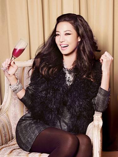 Красавица Хан Чжи Хе в очаровательных зимних нарядах