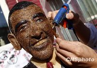 Парикмахер изготовил фигуру Барака Обамы из волос