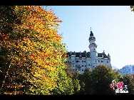 По информации, в настоящее время в Германии насчитывается 14 тысяч замков. Среди многочисленных замков самым известным является замок Нойшванштайн, расположенный у подножия альпийских гор к югу от Мюнхена. Он был построен в 1869 году.