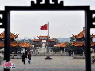 Издавна башня «Хуанхэлоу» в г. Ухань провинции Хубэй, терем «Юеянлоу» в провинции Хунань и терем «Тэнвангэ» в провинции Цзянси называют тремя самыми известными теремами в районе на юге реки Янцзы.