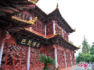 Издавна башня «Хуанхэлоу» в г. Ухань провинции Хубэй, терем «Юеянлоу» в провинции Хунань и терем «Тэнвангэ» в провинции Цзянси называют тремя самыми известными теремами в районе на юге реки Янцзы.