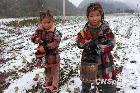 Деревенские дети ходят в школу с самодельными печками
