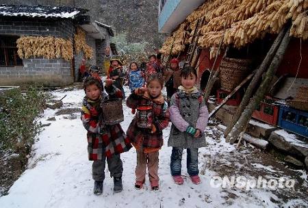 Деревенские дети ходят в школу с самодельными печками