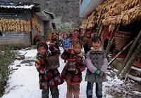 Деревенские дети ходят в школу с самодельными печками