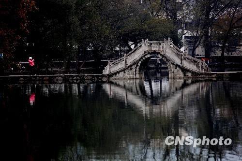 Пейзажная деревня Хунсунь провинции Аньхой под снегом