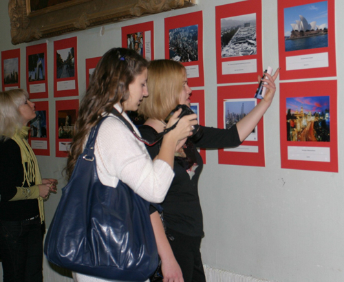 В Институте Конфуция при МГУ открылась фотовыставка, посвященная 60- летию образования КНР и установлению дипотношений между КНР и РФ