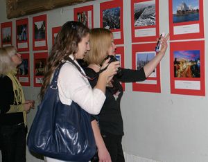 В Институте Конфуция при МГУ открылась фотовыставка, посвященная 60- летию образования КНР и установлению дипотношений между КНР и РФ