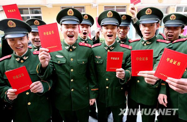 В Шанхае солдаты-дембеля получили дипломы 1