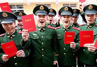 В Шанхае солдаты-дембеля получили дипломы