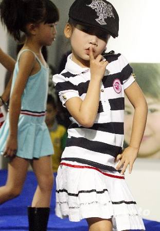 Симпатичные дети-модели на показе детской одежды