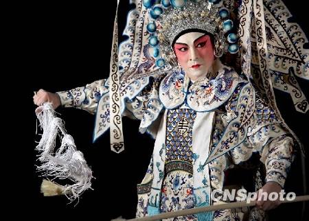 Энди Лау появился в новом музыкальном клипе в костюме пекинской оперы